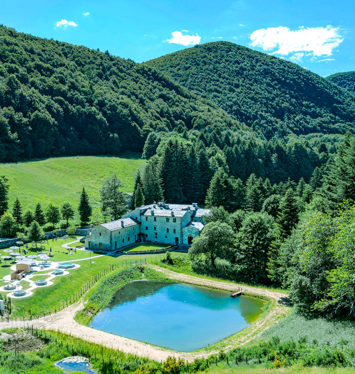 media.Monastero Santalberico - Vista estiva con laghetto e sky spa - 2000px