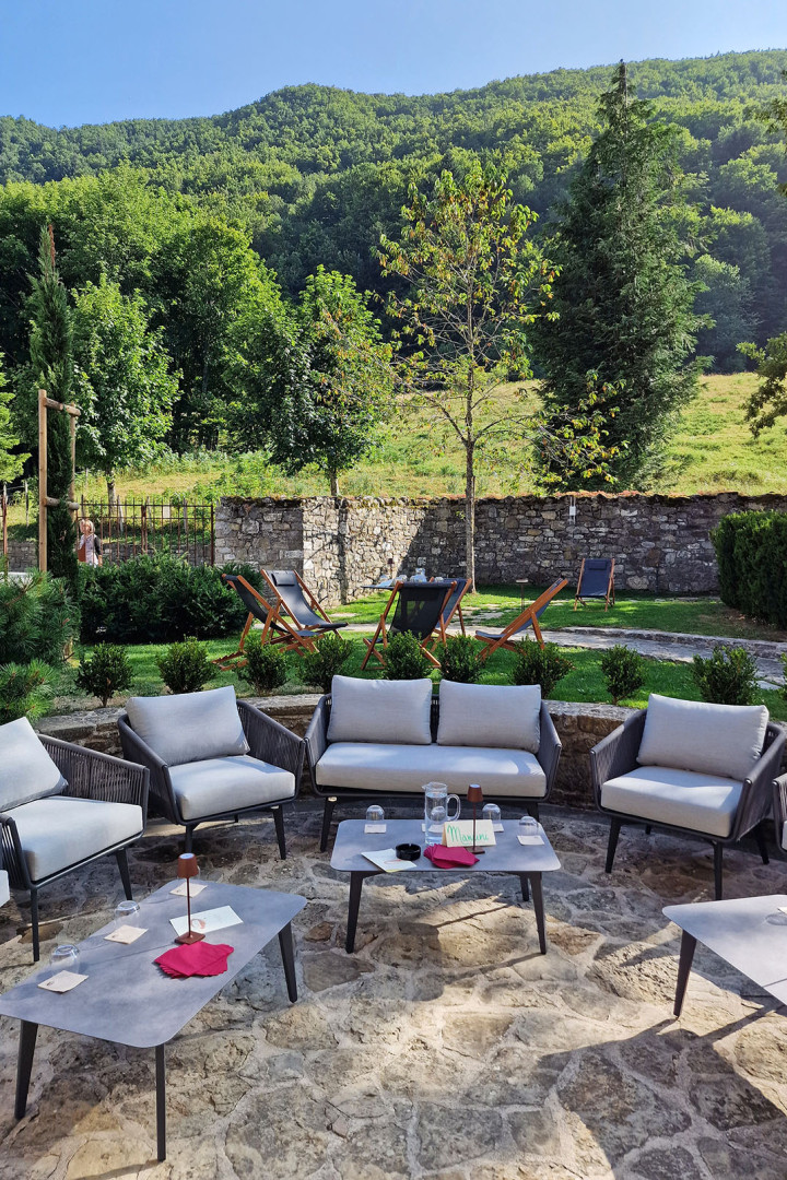 media.dehor-monastero-aperitivo-verticale-hd