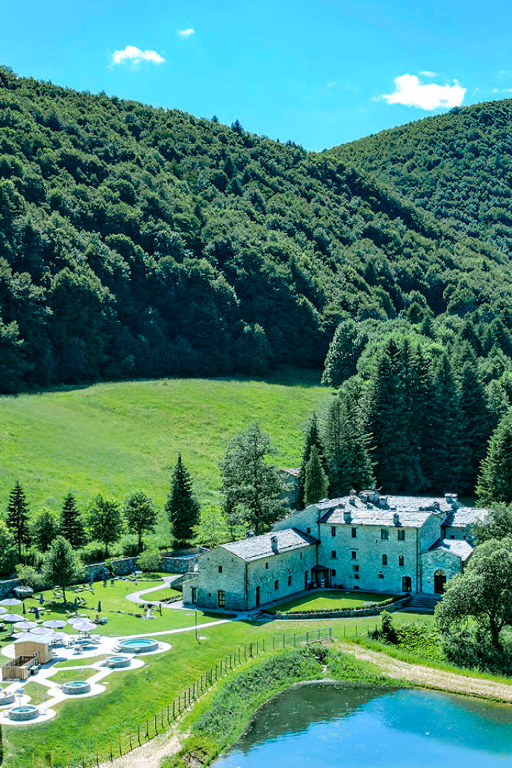 media.Monastero Santalberico - Vista estiva con laghetto e sky spa - 2000px