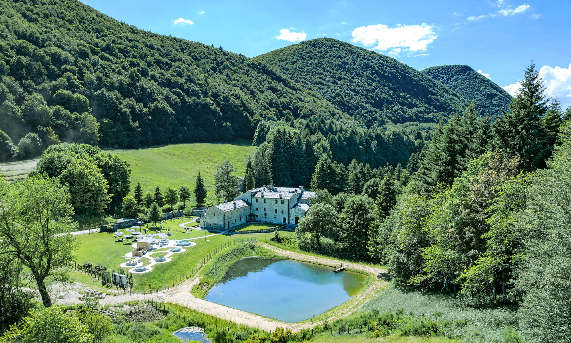 media.Monastero Santalberico - Vista estiva con laghetto e sky spa - 2000px